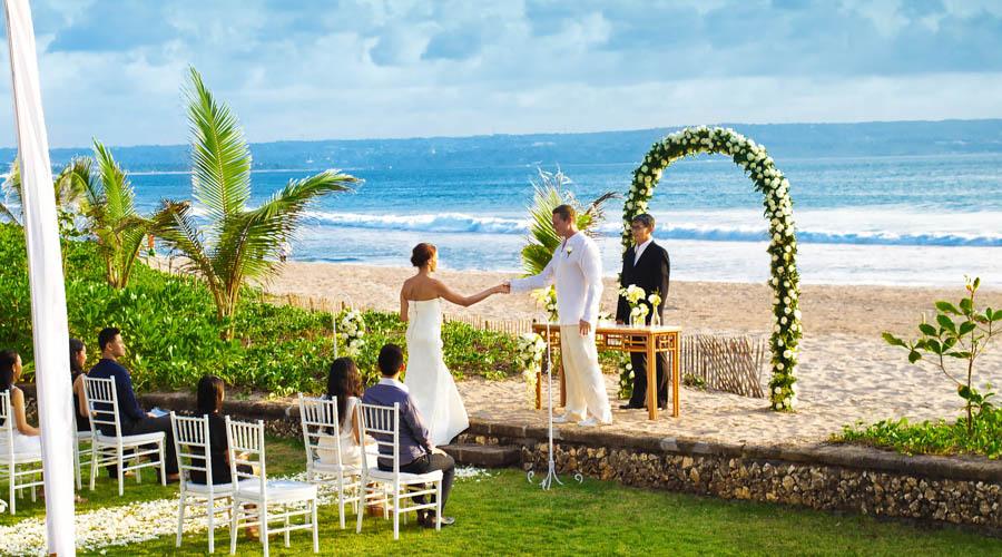 outdoor marriage by the sea