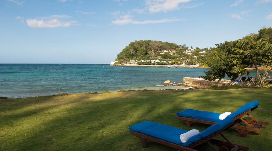 Sun loungers with sea view